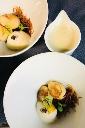 Deux bols blancs contenant des aliments, dont l’un contient un liquide versé dans un autre bol.