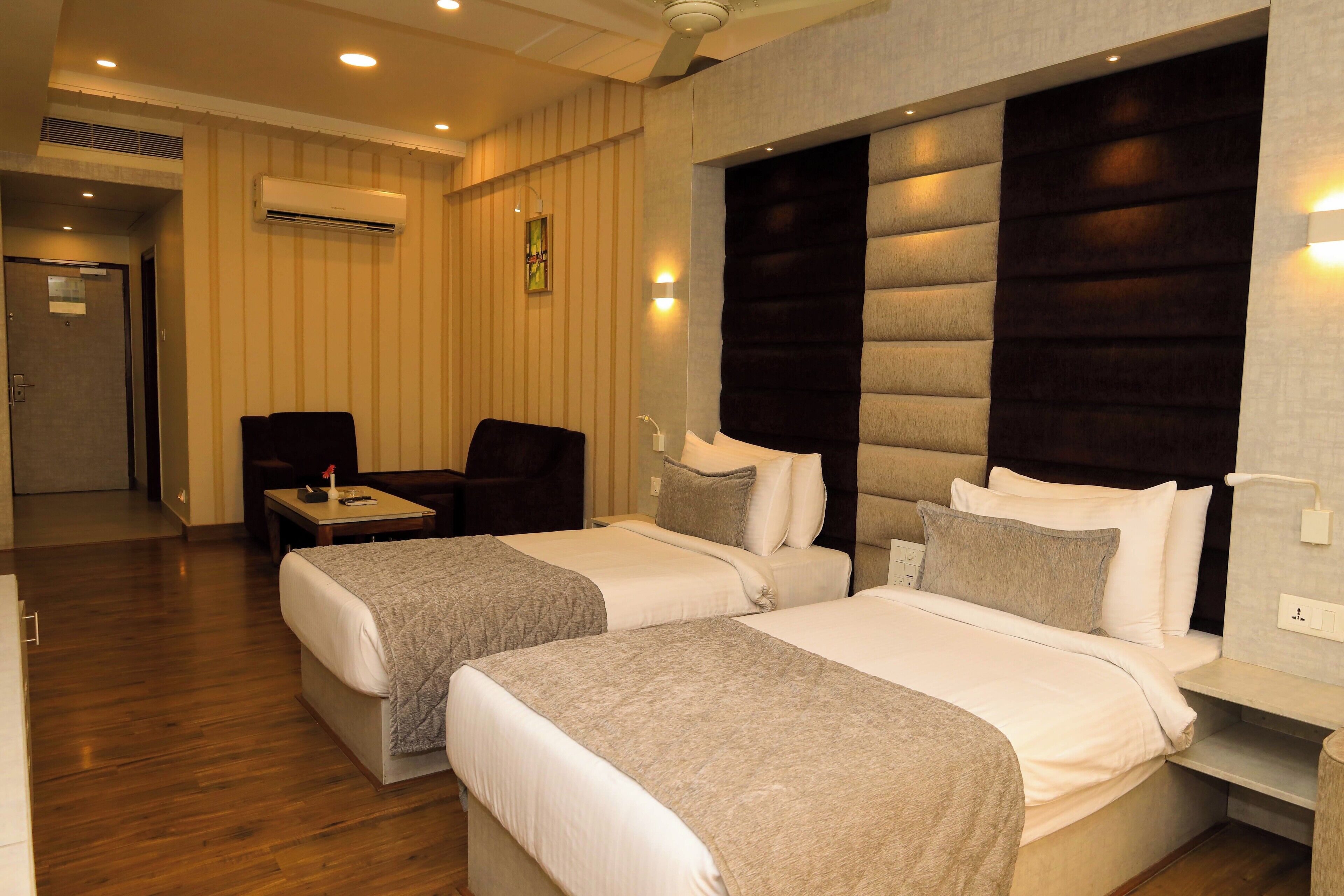 ميني بار ومكتب ومساحة عمل للكمبيوتر المحمول وستائر تعتيم