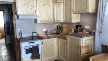 JÀÀkaappi, mikroaaltouuni, uuni, liesi