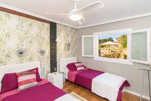 2 عدّة غرف نوم ومكتب ومكواة/لوح كي وسرير سفر