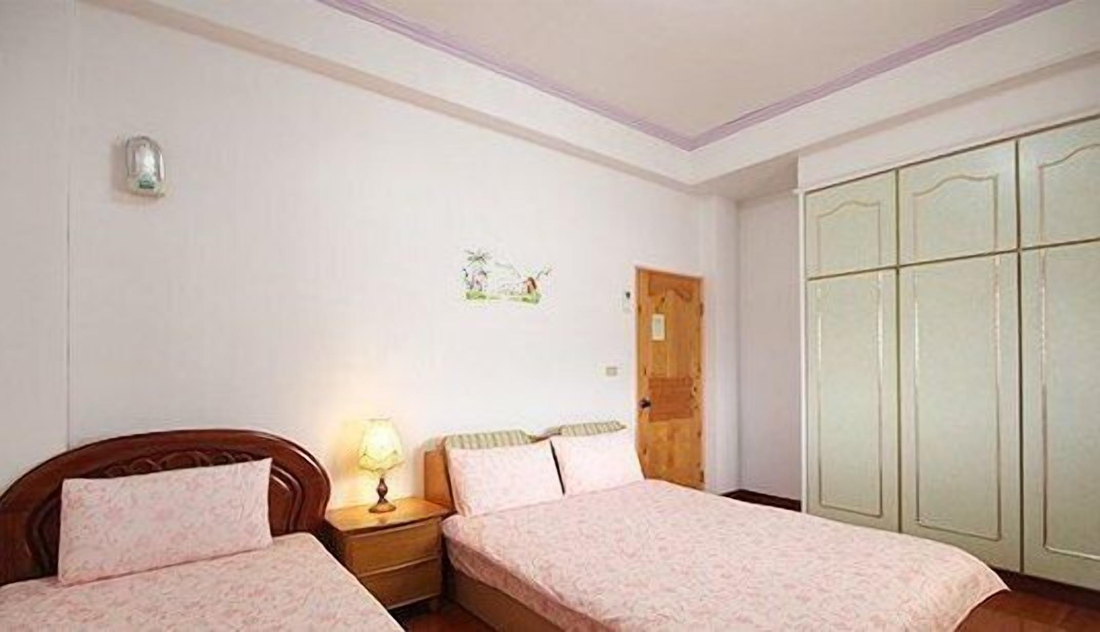 Desk, soundproofing, free WiFi, bed sheets