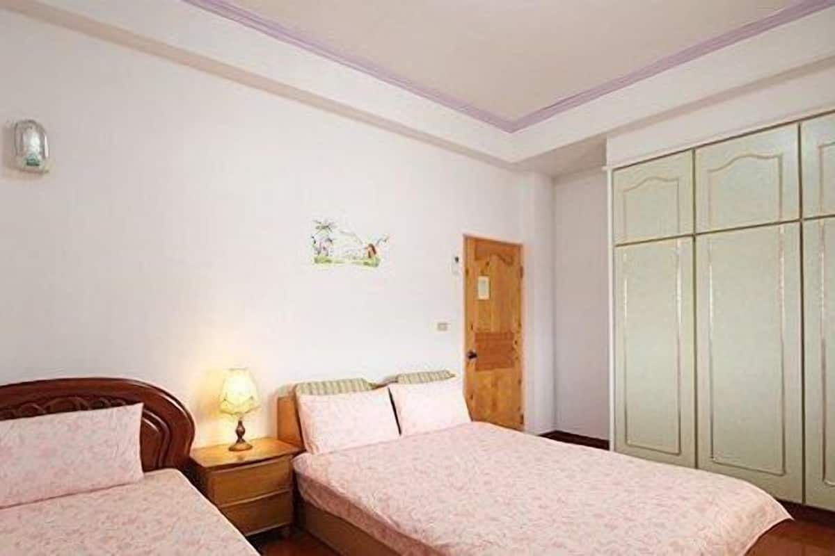 Desk, soundproofing, free WiFi, bed sheets