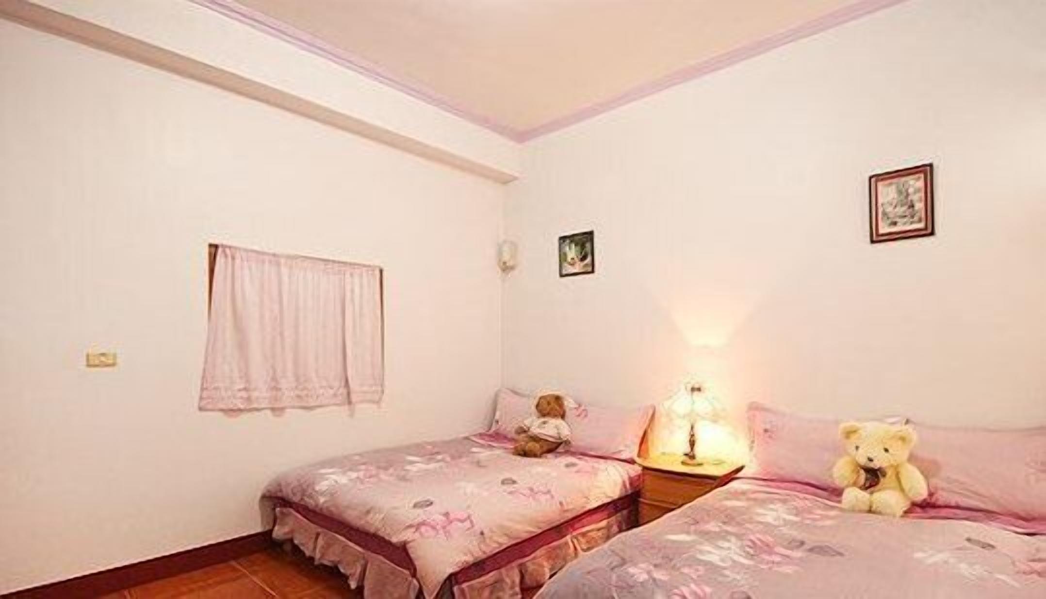 Desk, soundproofing, free WiFi, bed sheets