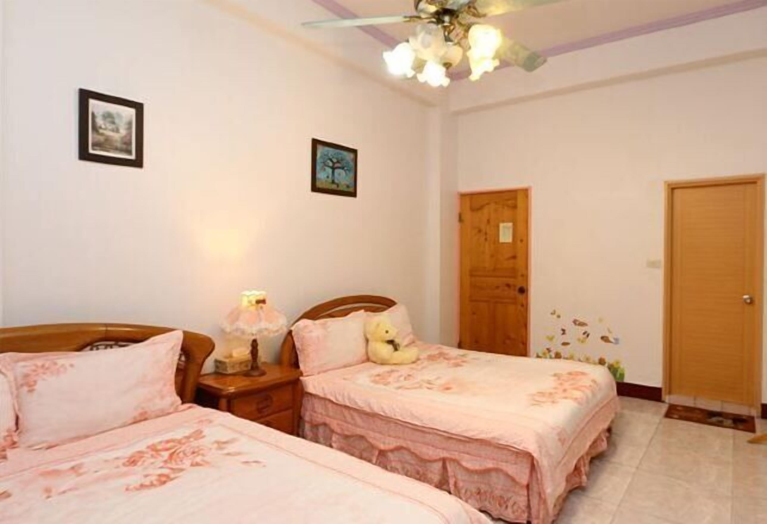 Desk, soundproofing, free WiFi, bed sheets