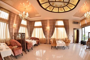 Breakfast area - East Legend (Baku)