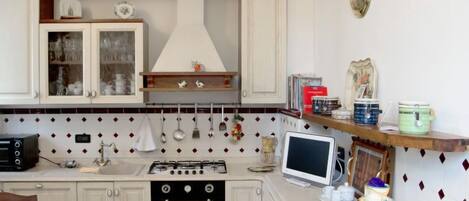 Jääkaappi, mikroaaltouuni, uuni, astianpesukone