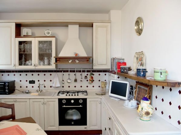 Frigorifero, microonde, forno, lavastoviglie