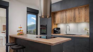 Deluxe-villa - 3 soveværelser - strandudsigt | Fælleskøkken | Køleskab/fryser i fuld størrelse, mikrobølgeovn, ovn, kogeplade