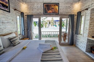 Habitación Deluxe doble | Sala de estar | Una televisión LED