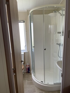 Dusche, Haartrockner, Handtücher, Toilettenpapier