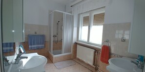 Apartment | Bathroom | Shower, hair dryer, towels - V&A Vacation Apartment (Novi Vinodolski)