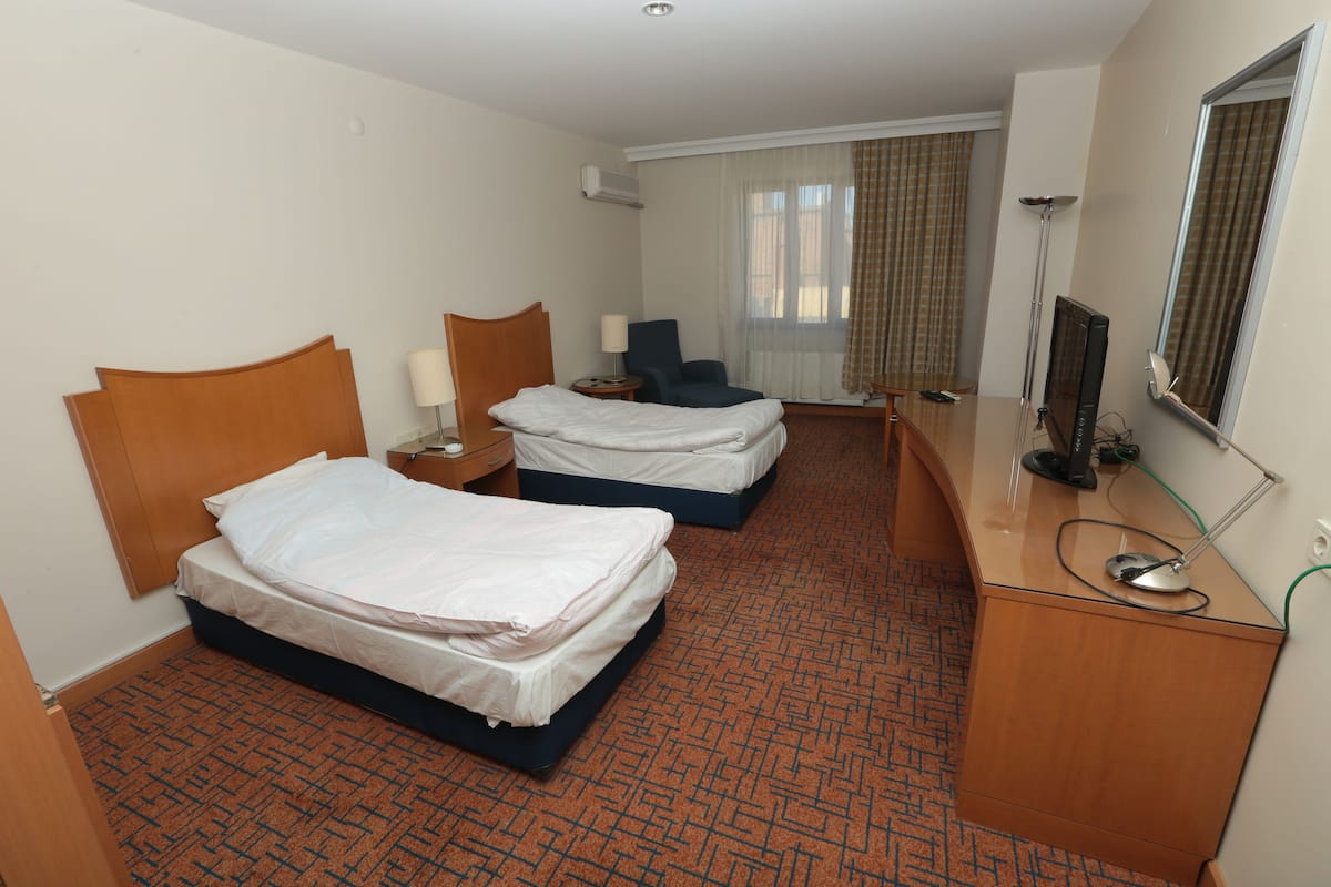 standard double room | desk, laptop workspace, free wifi, bed sheets