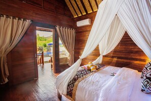 Desk, free WiFi, bed sheets - Maha Guru Huts (Ceningan Island)