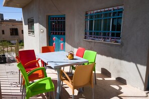 Terrace/patio - Bedouin Pink EcoHouse - Hostel (Wadi Musa)