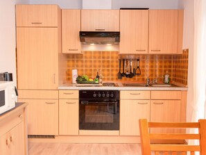 KĂŒhlschrank, Mikrowelle, Ofen, Kochgeschirr/Geschirr/Besteck