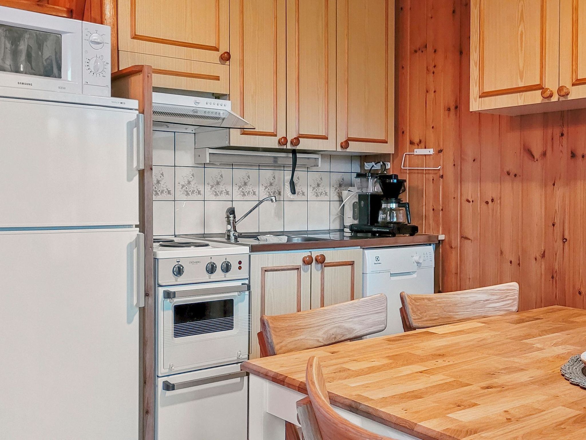 Kühlschrank, Mikrowelle, Geschirrspüler, Kochgeschirr/Geschirr/Besteck