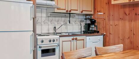 Kjøleskap, mikrobølgeovn, oppvaskmaskin og kjøkkenutstyr