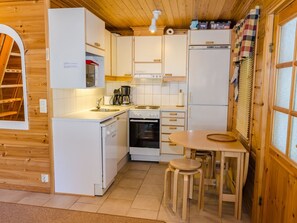 Refrigerador, microondas, lavavajillas y utensilios de cocina 