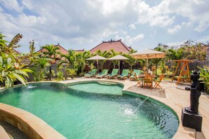 Outdoor pool, pool loungers - Pancali Cottages (Lembongan Island)