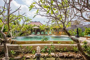 Outdoor pool, sun loungers - Pancali Cottages (Lembongan Island)
