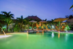 Outdoor pool, sun loungers - Pancali Cottages (Lembongan Island)