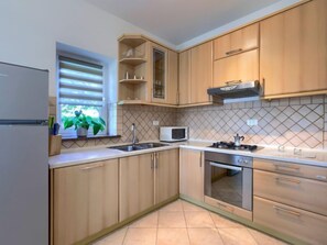 Kühlschrank, Mikrowelle, Ofen, Geschirrspüler