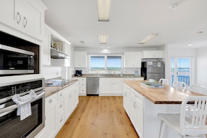 Microwave, oven, dishwasher, coffee/tea maker