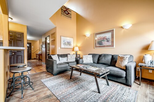 Lovely townhome with shared pool - close to adventure