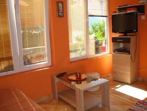 Deluxe Studio Suite | Living area | LCD TV, table tennis
