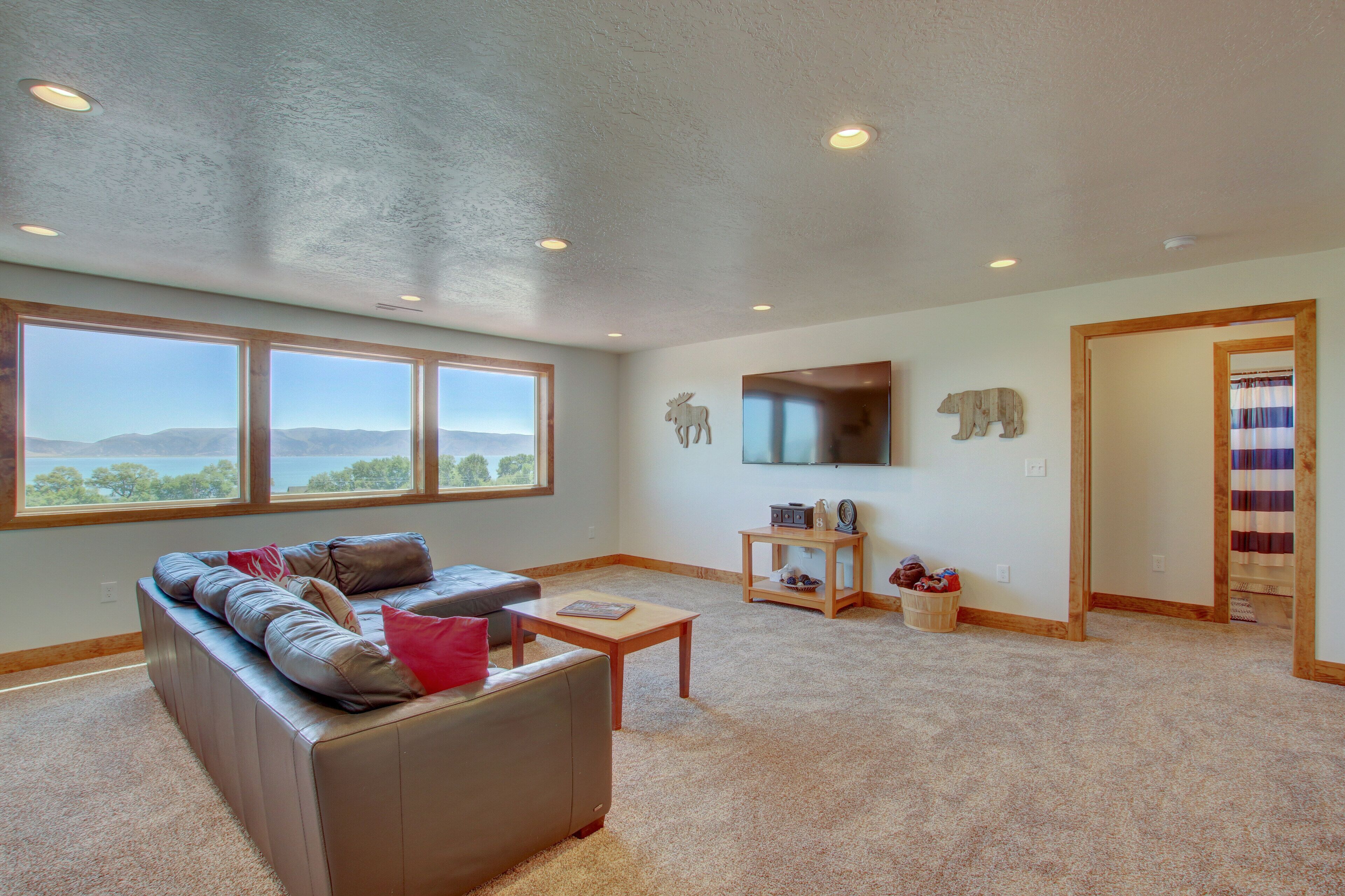 Älytelevisio, takka, videopelejä, DVD-soitin