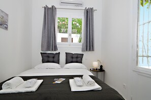 3 bedrooms - Neoclassical House with Unique Athenian Yard (nearby metro station Panormou) (Athina)