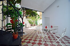 Outdoor dining - Neoclassical House with Unique Athenian Yard (nearby metro station Panormou) (Athina)