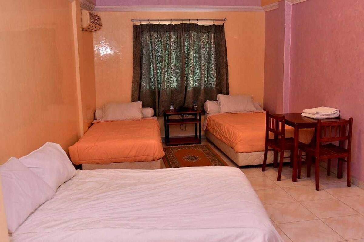 Phòng 4 tiện nghi đơn giản, nhiều giường, không hút thuốc | Trang trí khác biệt, trang bị nội thất với thiết kế riêng biệt