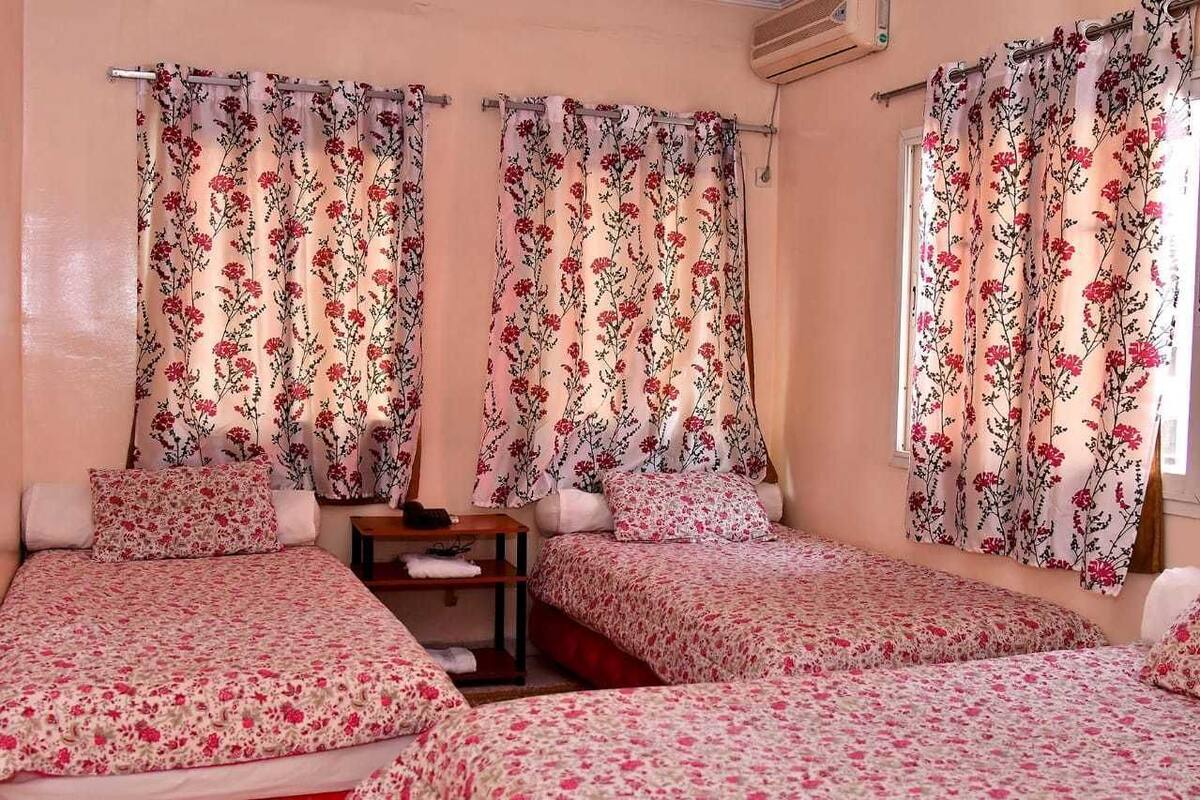 Phòng 3 phong cách cổ điển, 3 giường đơn, không hút thuốc | Trang trí khác biệt, trang bị nội thất với thiết kế riêng biệt