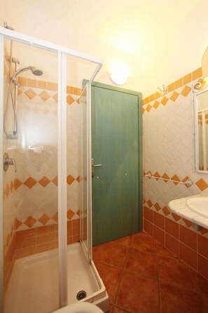 Douche, séchoir à cheveux, bidet, serviettes fournies