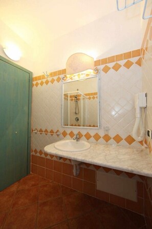 Dusche, Haartrockner, Bidet, Handtücher