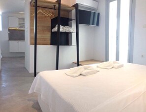 2 bedrooms, desk, soundproofing, iron/ironing board - L' arco Milos Suite (Milos)