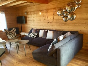 Een televisie, boeken en een stereo