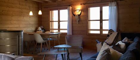 Fernseher, Bücher, Stereoanlage