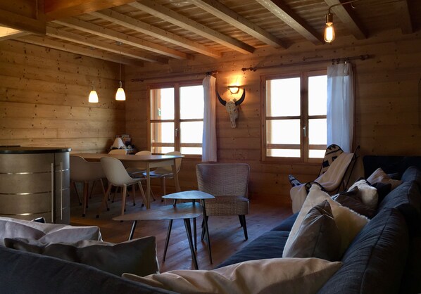 Een televisie, boeken en een stereo