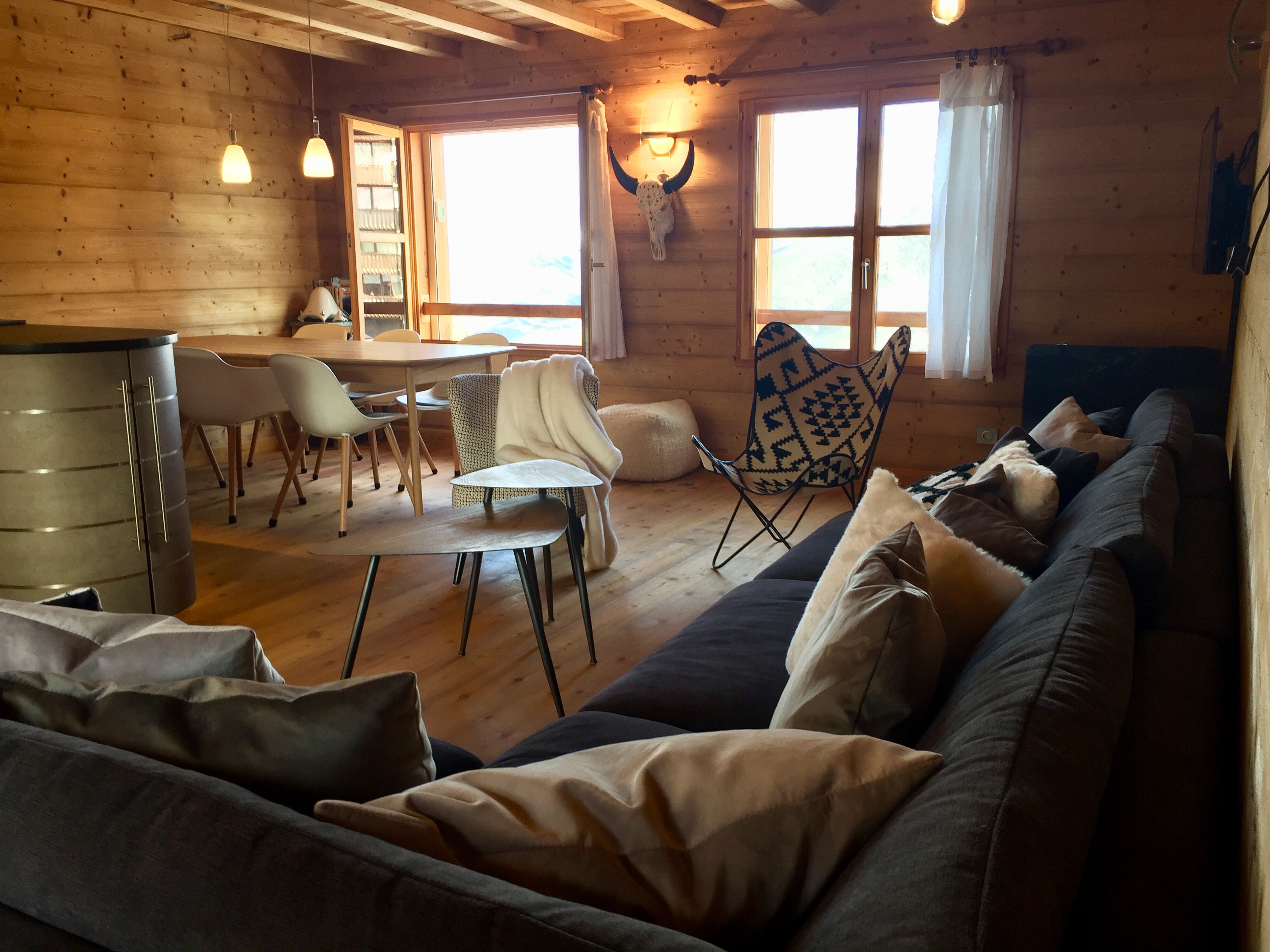 Een televisie, boeken en een stereo