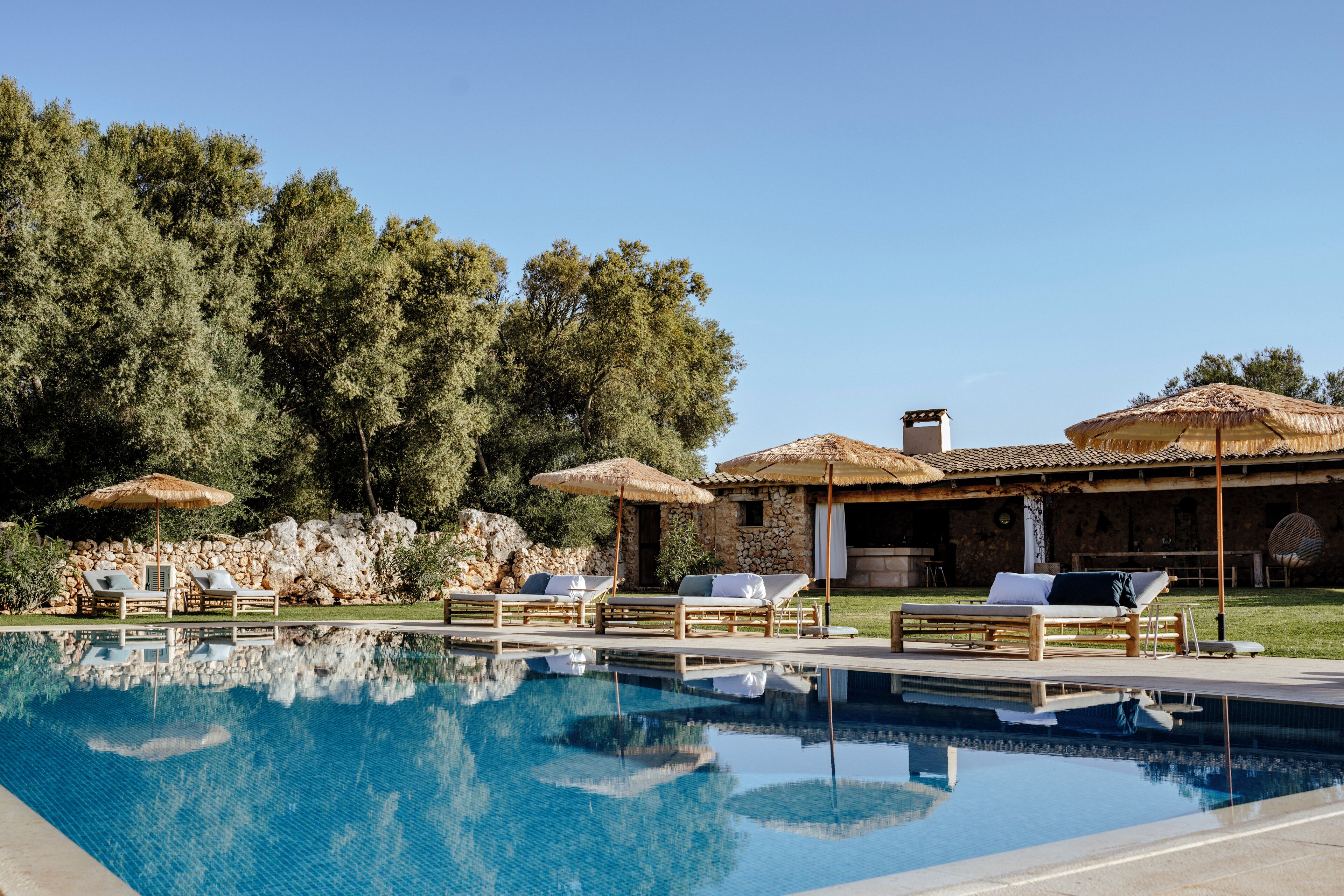 Een buitenzwembad, parasols voor strand/zwembad