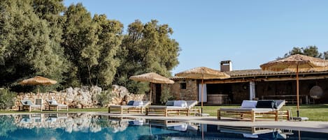 Kolam renang outdoor, dengan payung kolam renang dan kursi berjemur