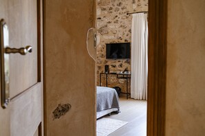 Sengetøy av topp kvalitet, dundyner, minibar og safe på rommet