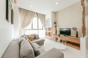 Senior Suite, 2 Bedrooms | Living room | Flat-screen TV