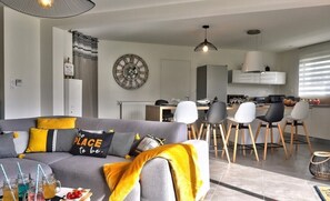 TV, DVD player, books, video library - Maison Neuve Plain pied 4 * 500 m from Cap Coz beach   (fouesnant)