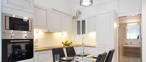 都會公寓, 1 間臥室, 城市景觀 | 私人廚房 | 大型冰箱、微波爐、烤箱、爐台