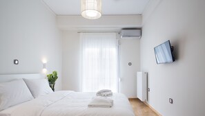 1 habitación, escritorio y espacio para trabajar con laptop