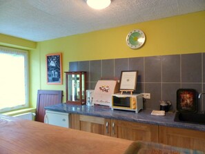 Fridge, microwave, oven, dishwasher - Charming house in Arfeuilles for hiking (Arfeuilles)
