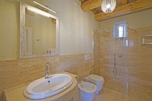 Appartement, 2 slaapkamers, terras (Top) | Badkamer | Een douche, een regendouche, een haardroger, een bidet